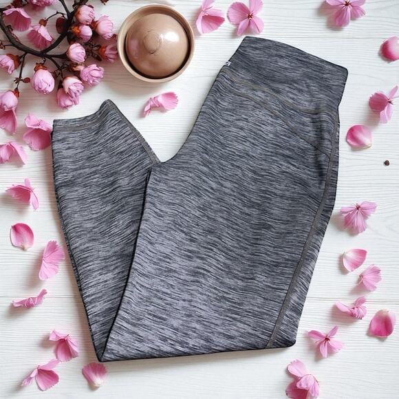 Gap Fit Athletic Capri Leggings Sz M Gray Thick Compression Midrise Yoga Gym - Picture 1 of 5